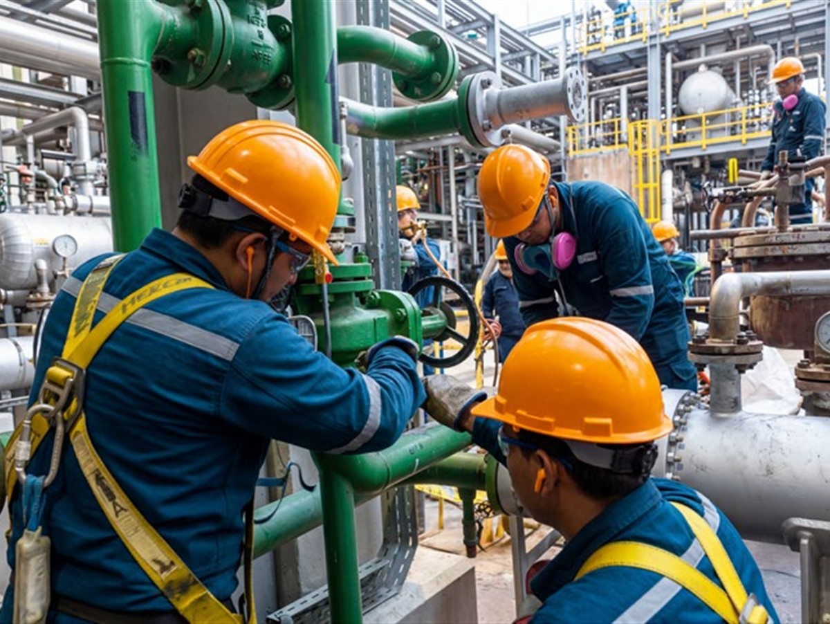 Equipo tecnico en planta industrial